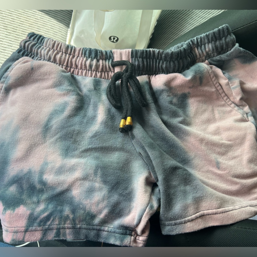 Indero Comfy pink and black tie-dye shorts with gold accent